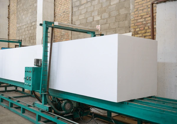 machine-cuts-foam